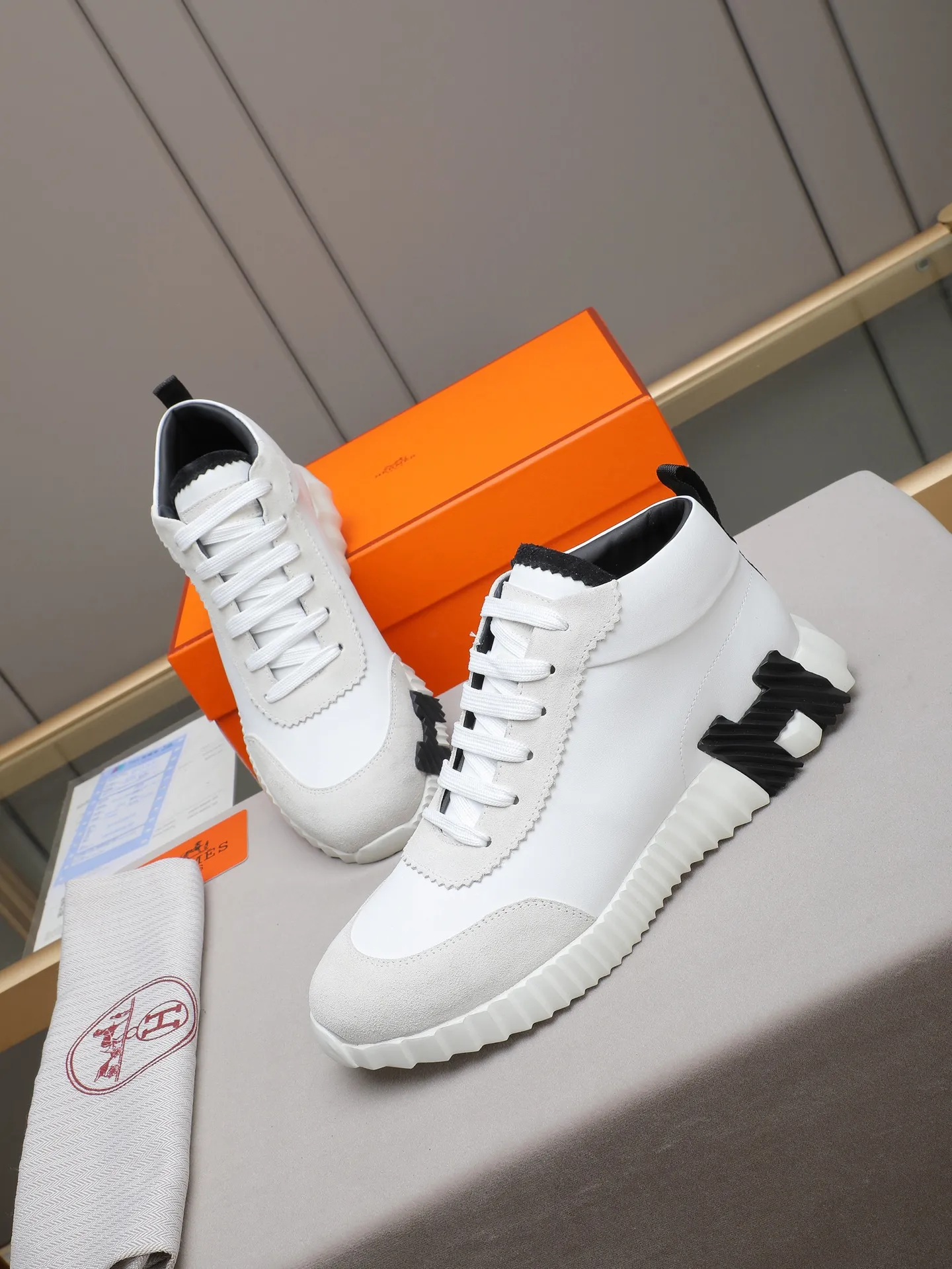 PPP460 (Hermes high-top men's shoes)🆕Men's sports shoes, decorated with textured calfskin details. Spliced ​​with original cowhide, this shoe draws inspiration from the equestrian world, integrating technical details and practical functions. Breathable sheep lining, original combination outsole, high-end quality, and every detail is perfectly combined! Size: 38-44 (45 can be customized)